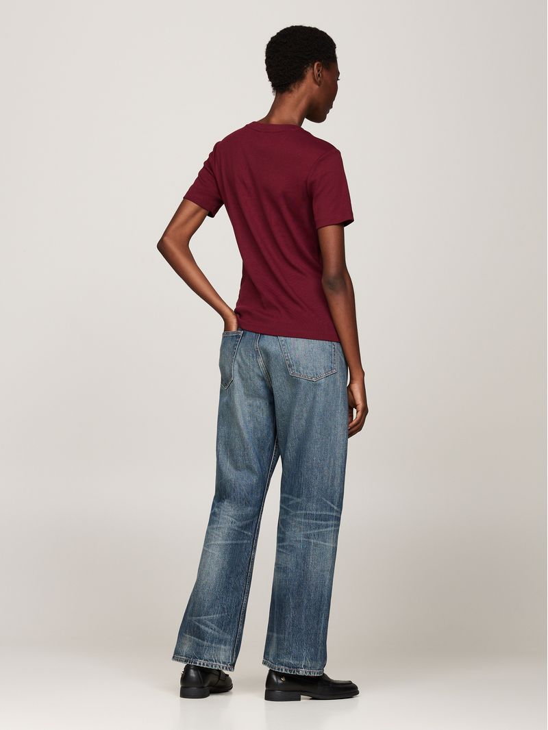 Remera-de-cuello-redondo-con-corte-slim