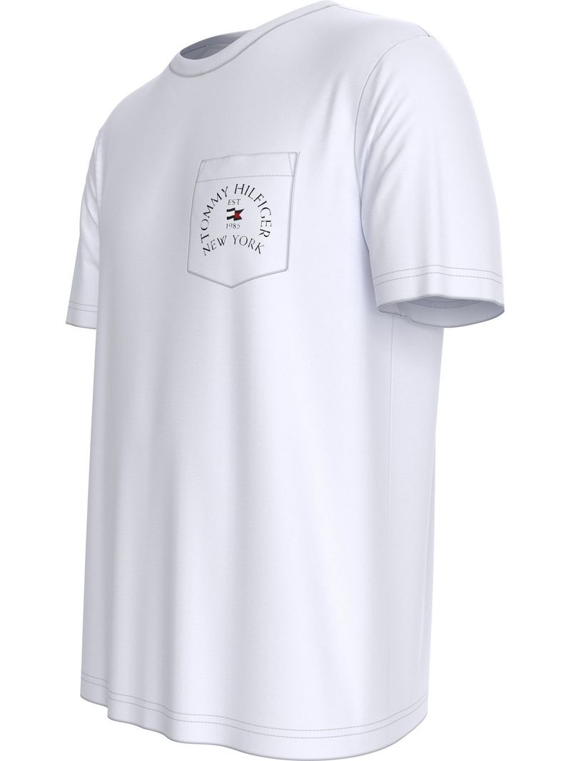 Remera-con-logo-de-parche-en-el-pecho