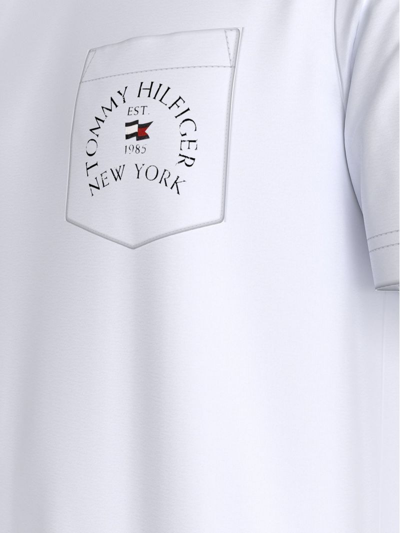 Remera-con-logo-de-parche-en-el-pecho