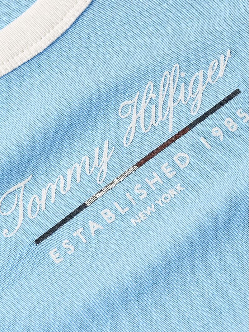 Remera-slim-con-logo-y-acabados-a-contraste