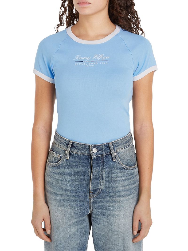 Remera-slim-con-logo-y-acabados-a-contraste
