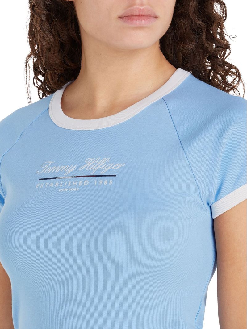 Remera-slim-con-logo-y-acabados-a-contraste