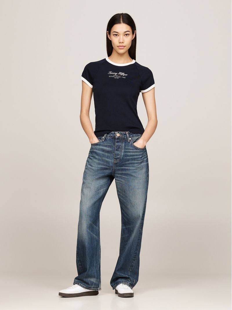 Remera-slim-con-logo-y-acabados-a-contraste