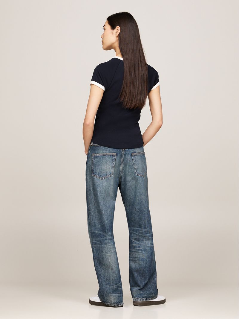 Remera-slim-con-logo-y-acabados-a-contraste