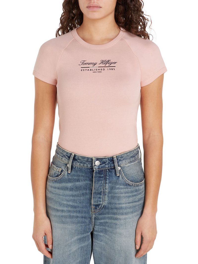 Remera-slim-con-logo-y-acabados-a-contraste
