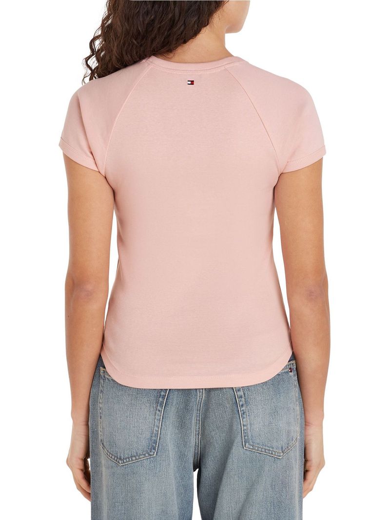 Remera-slim-con-logo-y-acabados-a-contraste