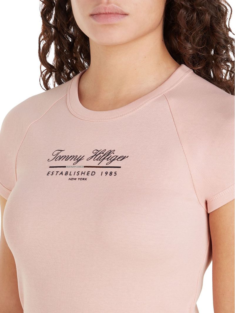 Remera-slim-con-logo-y-acabados-a-contraste