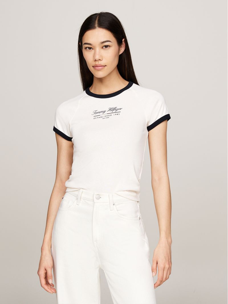 Remera-slim-con-logo-y-acabados-a-contraste