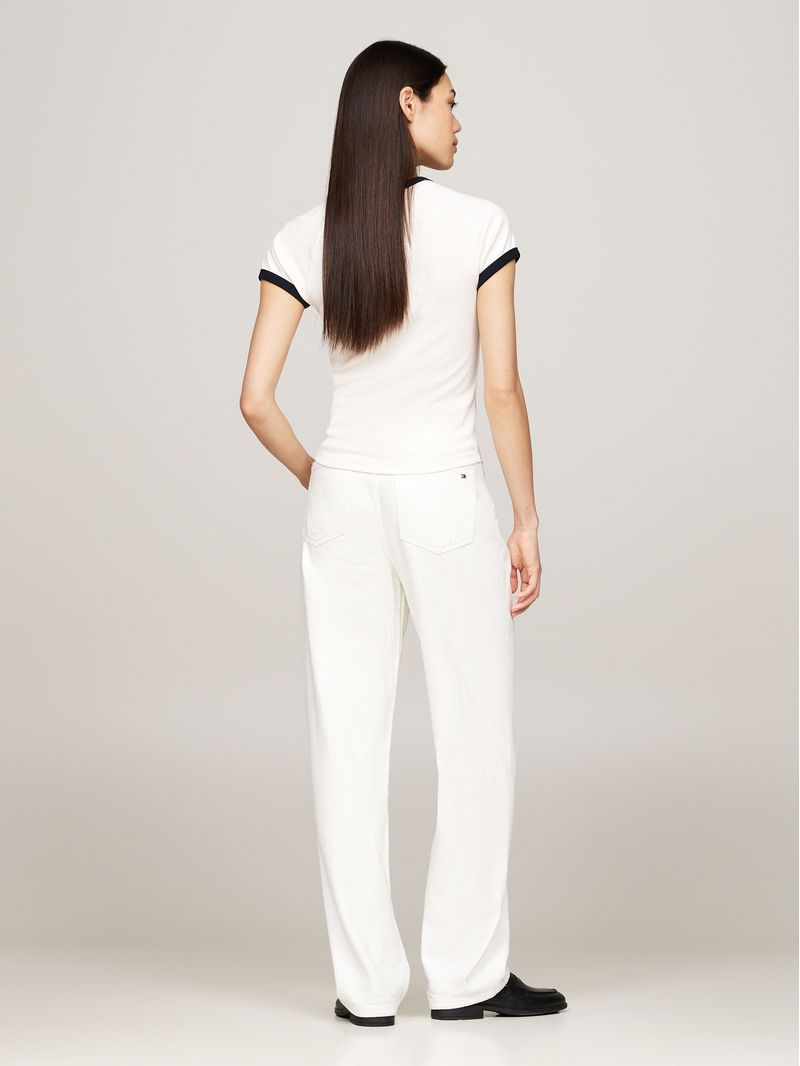 Remera-slim-con-logo-y-acabados-a-contraste