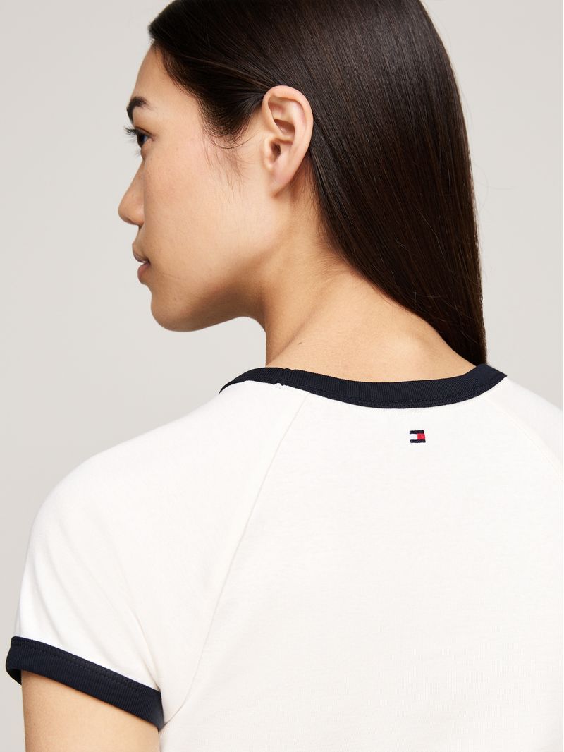 Remera-slim-con-logo-y-acabados-a-contraste