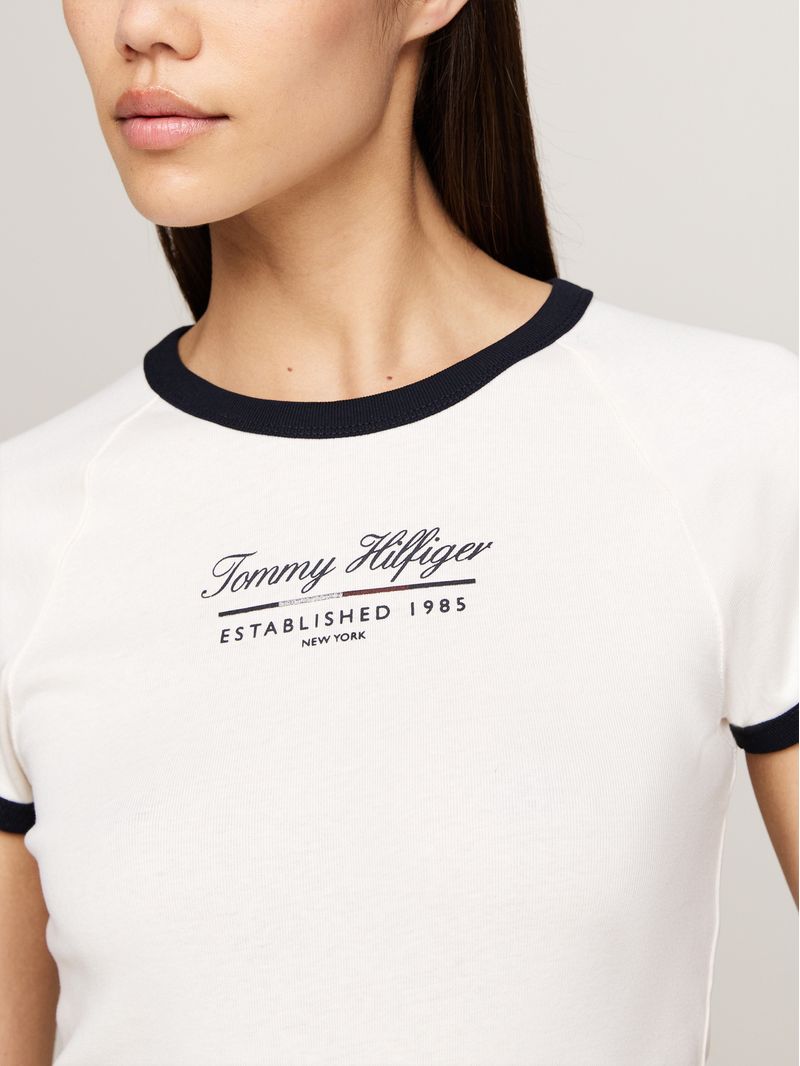 Remera-slim-con-logo-y-acabados-a-contraste