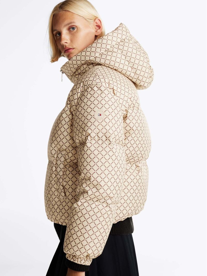 Campera-acolchada-con-estampado-distintivo