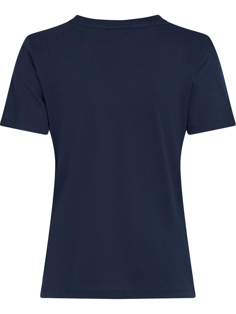Remera-con-cuello-redondo-y-logo-distintivo