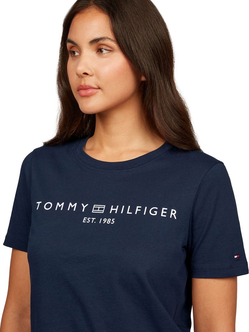 Remera-con-cuello-redondo-y-logo-distintivo