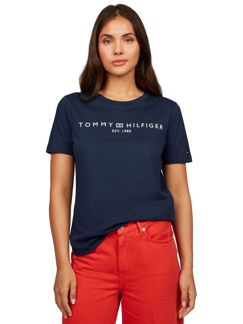Remera-con-cuello-redondo-y-logo-distintivo