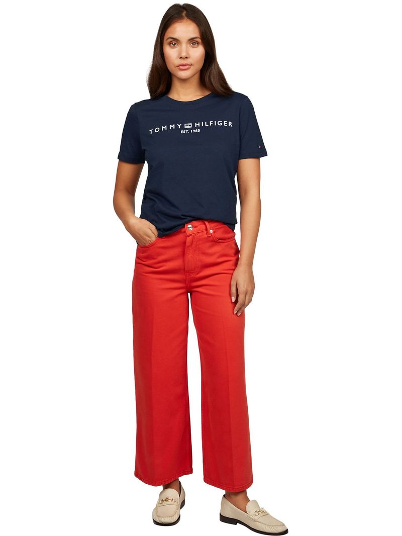 Remera-con-cuello-redondo-y-logo-distintivo