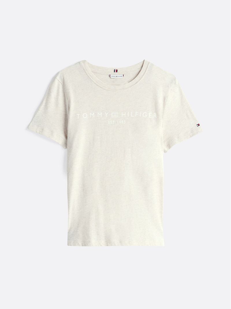 Remera-con-cuello-redondo-y-logo-distintivo