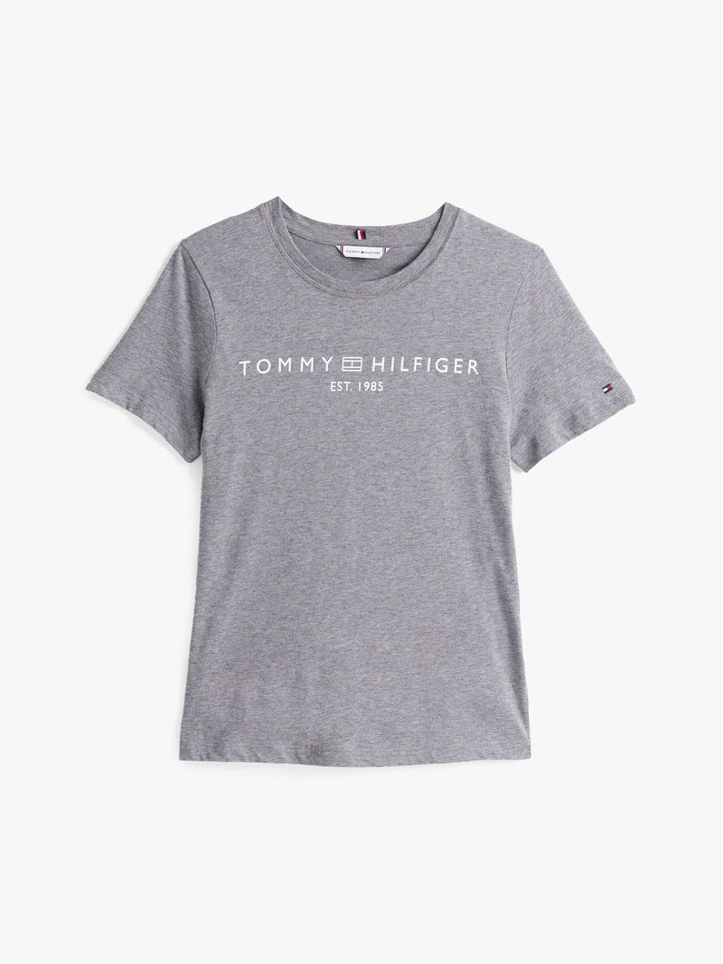 Remera-con-cuello-redondo-y-logo-distintivo