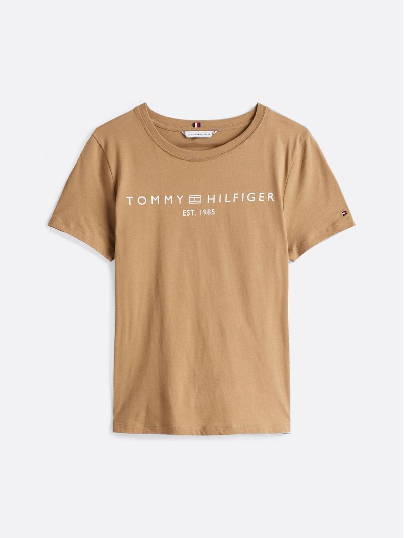 Remera-con-cuello-redondo-y-logo-distintivo