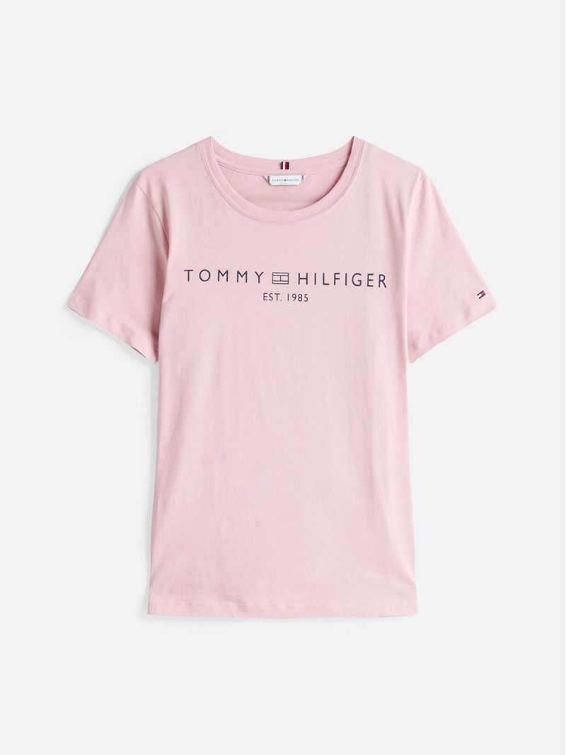 Remera-con-cuello-redondo-y-logo-distintivo