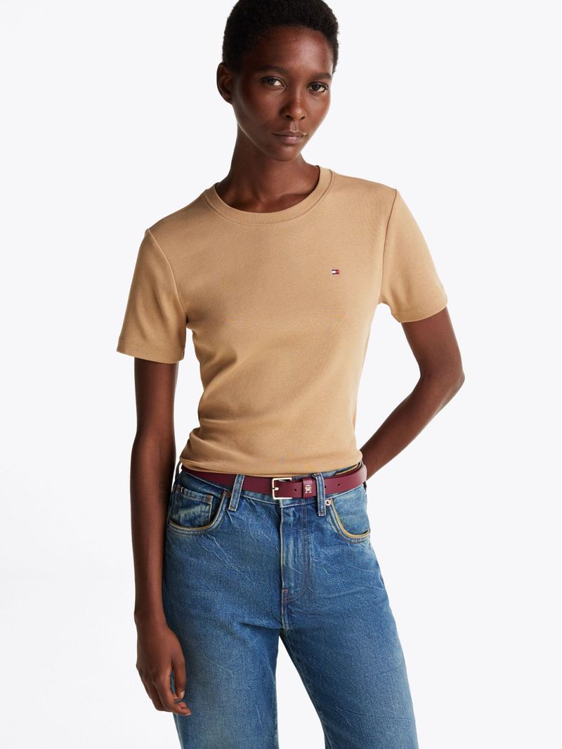 Remera-de-cuello-redondo-con-corte-slim