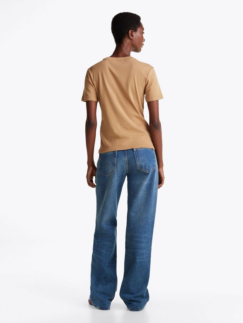 Remera-de-cuello-redondo-con-corte-slim