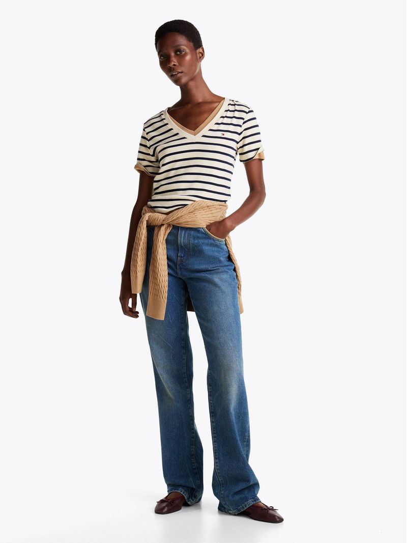 Remera-de-rayas-con-cuello-en-V