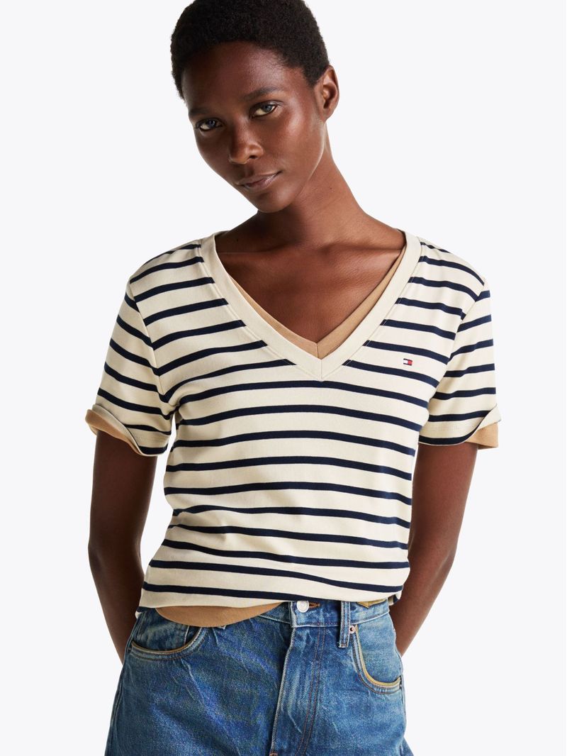 Remera-de-rayas-con-cuello-en-V