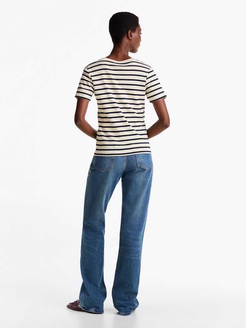 Remera-de-rayas-con-cuello-en-V