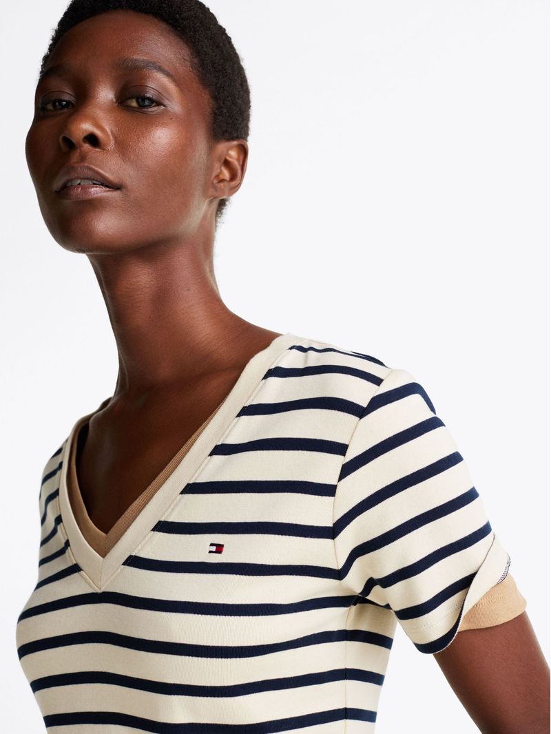 Remera-de-rayas-con-cuello-en-V