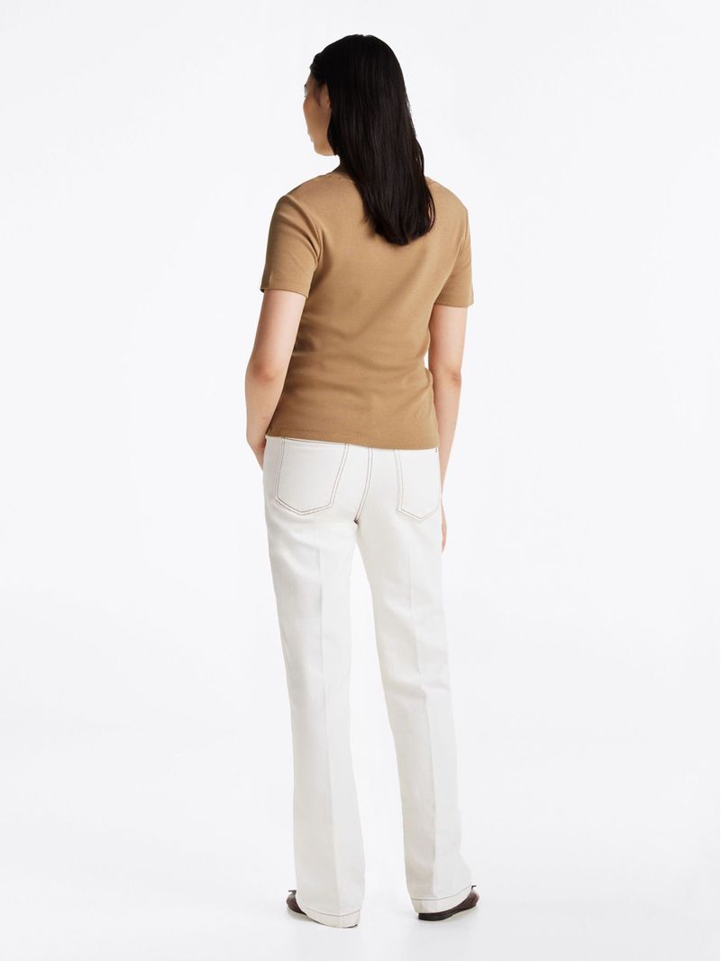 Remera-de-rayas-con-cuello-en-V