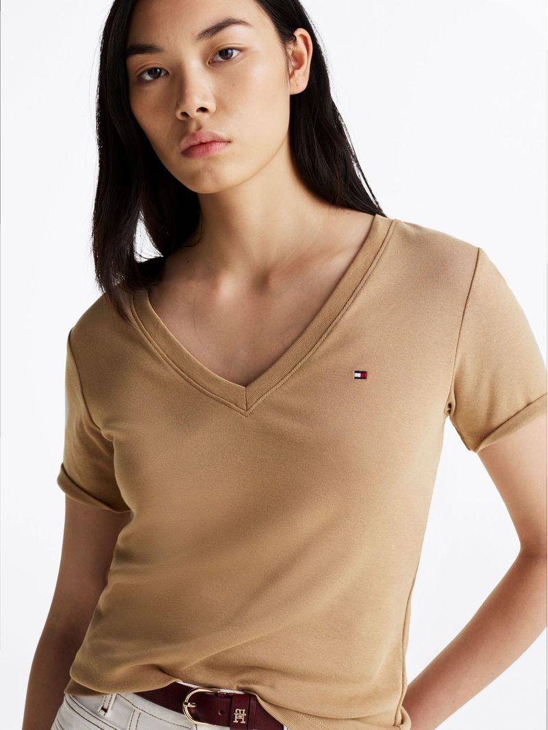 Remera-de-rayas-con-cuello-en-V