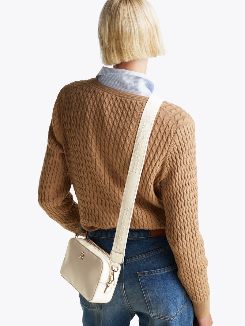 Cartera-con-correa-TH-Soft-con-insignia