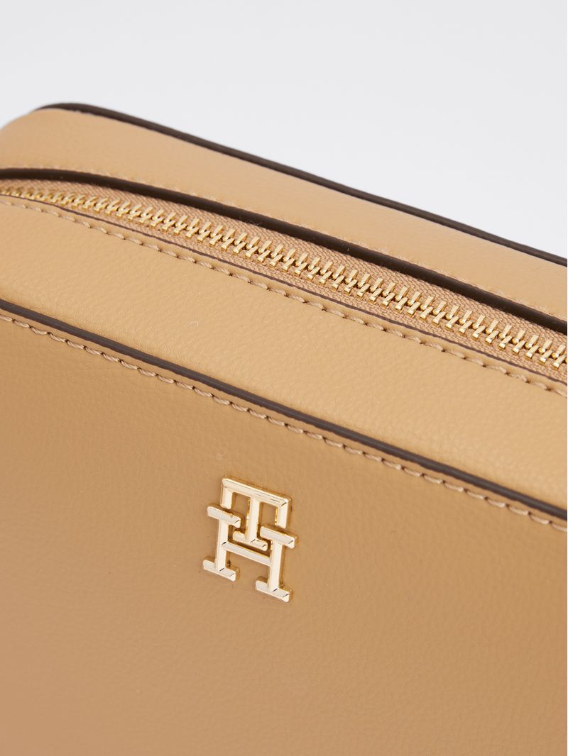 Cartera-con-correa-TH-Soft-con-insignia