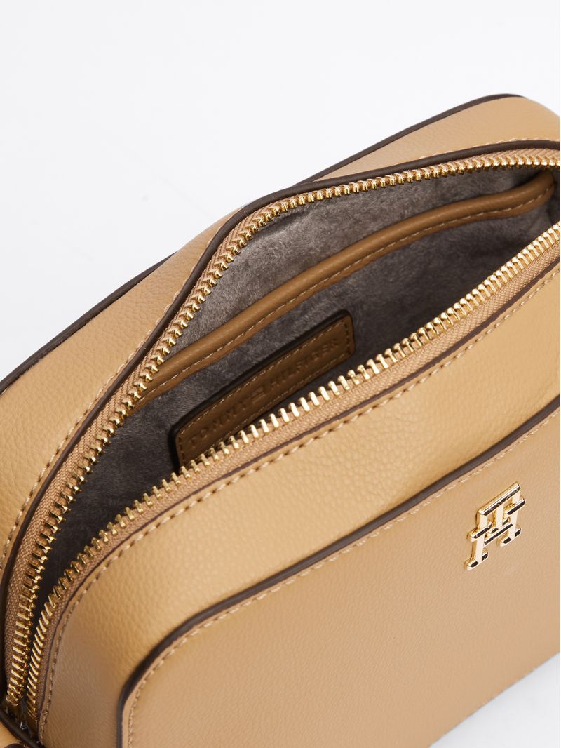 Cartera-con-correa-TH-Soft-con-insignia
