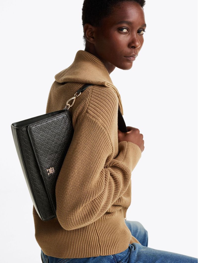 Cartera-de-hombro-con-monograma-TH