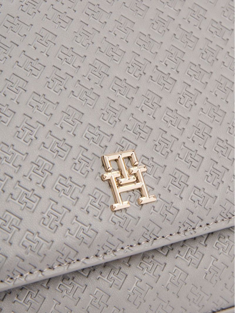 Cartera-de-hombro-con-monograma-TH