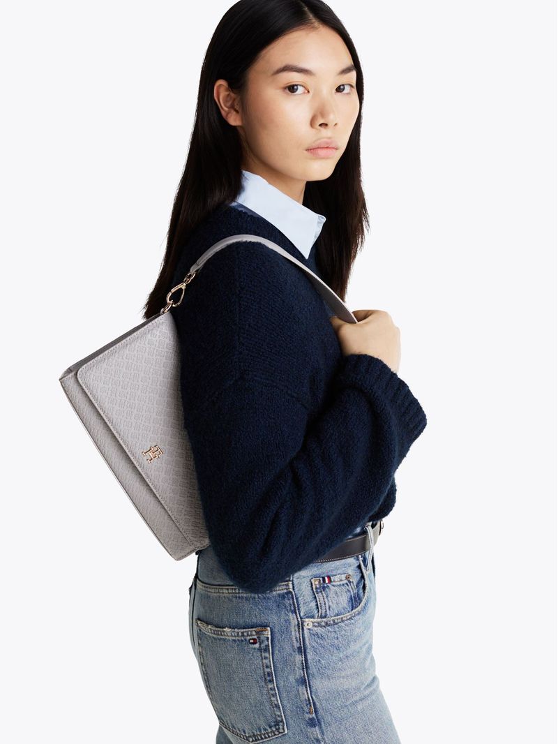 Cartera-de-hombro-con-monograma-TH