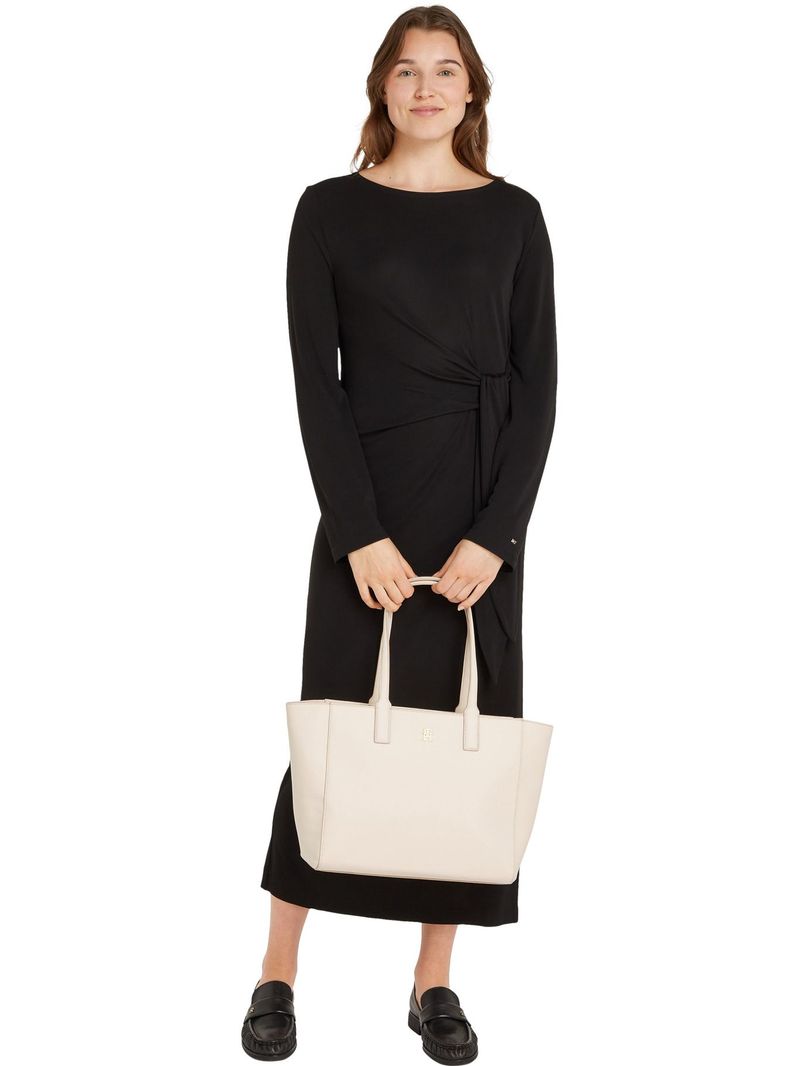 Cartera-tote-TH-Soft-con-insignia