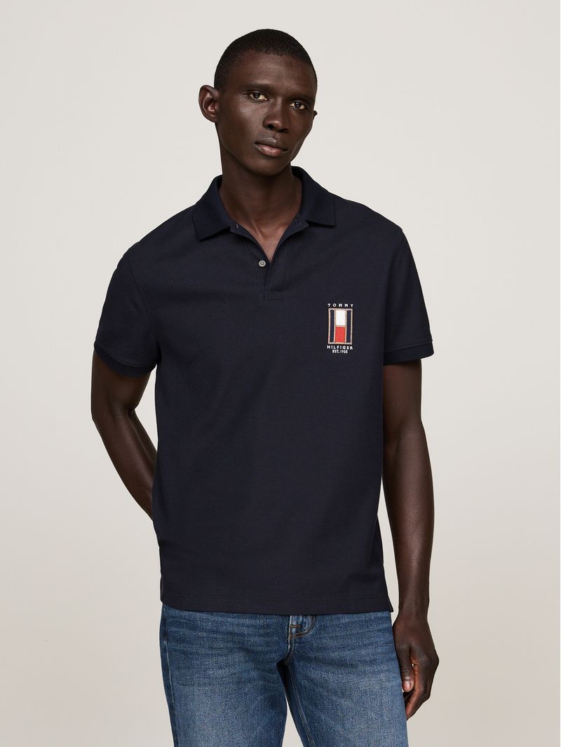 Chomba-de-corte-regular-con-logo-vertical