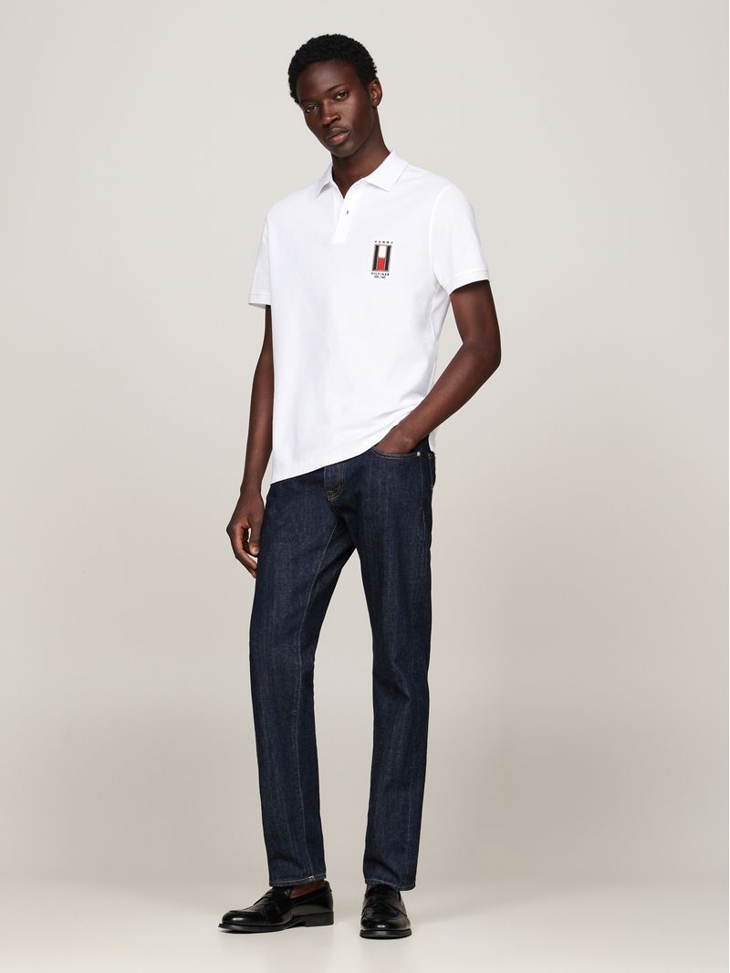 Chomba-de-corte-regular-con-logo-vertical