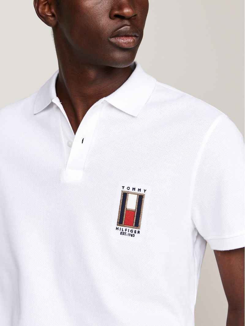 Chomba-de-corte-regular-con-logo-vertical