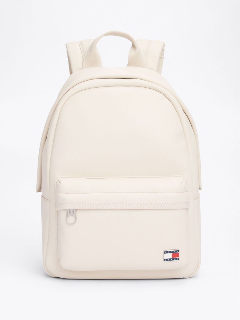 Mochila-Essential-con-insignia