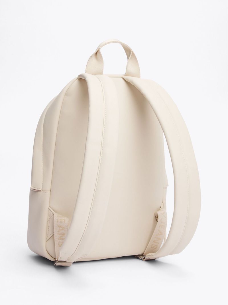 Mochila-Essential-con-insignia