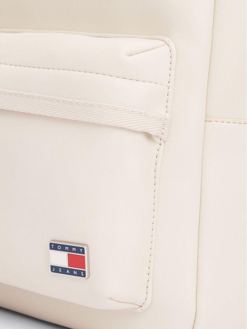 Mochila-Essential-con-insignia