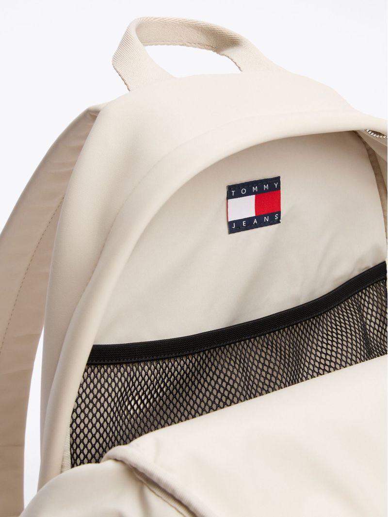 Mochila-Essential-con-insignia