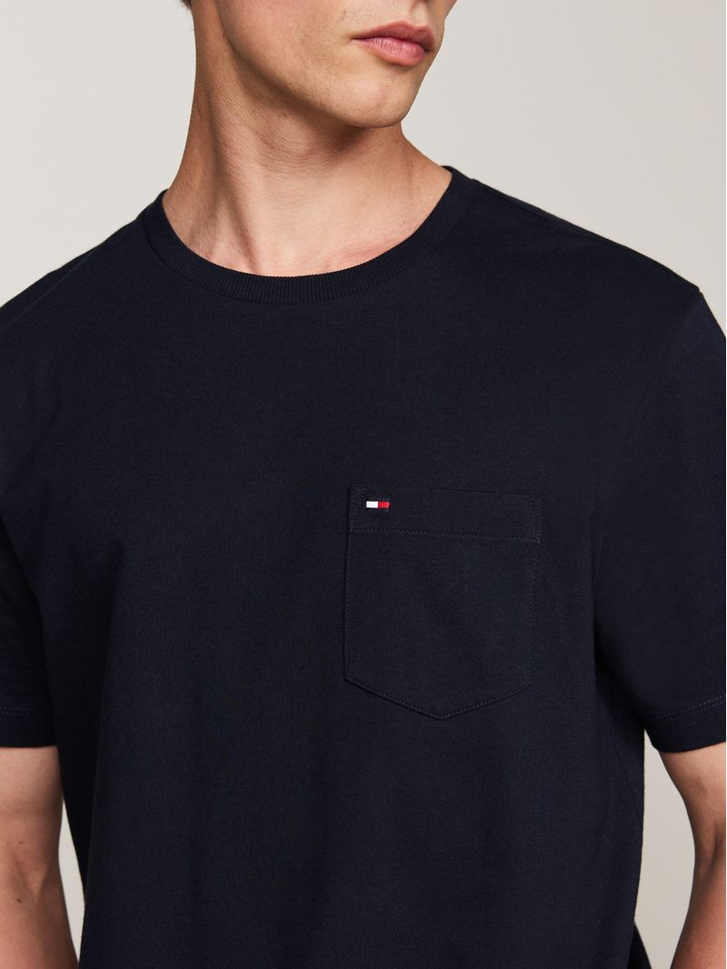 Remera-de-cuello-redondo-con-bolsillo
