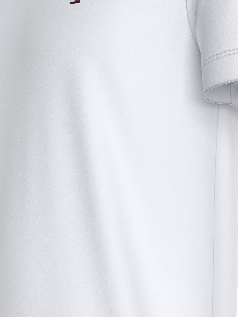 Remera-de-tejido-interlock-con-corte-slim