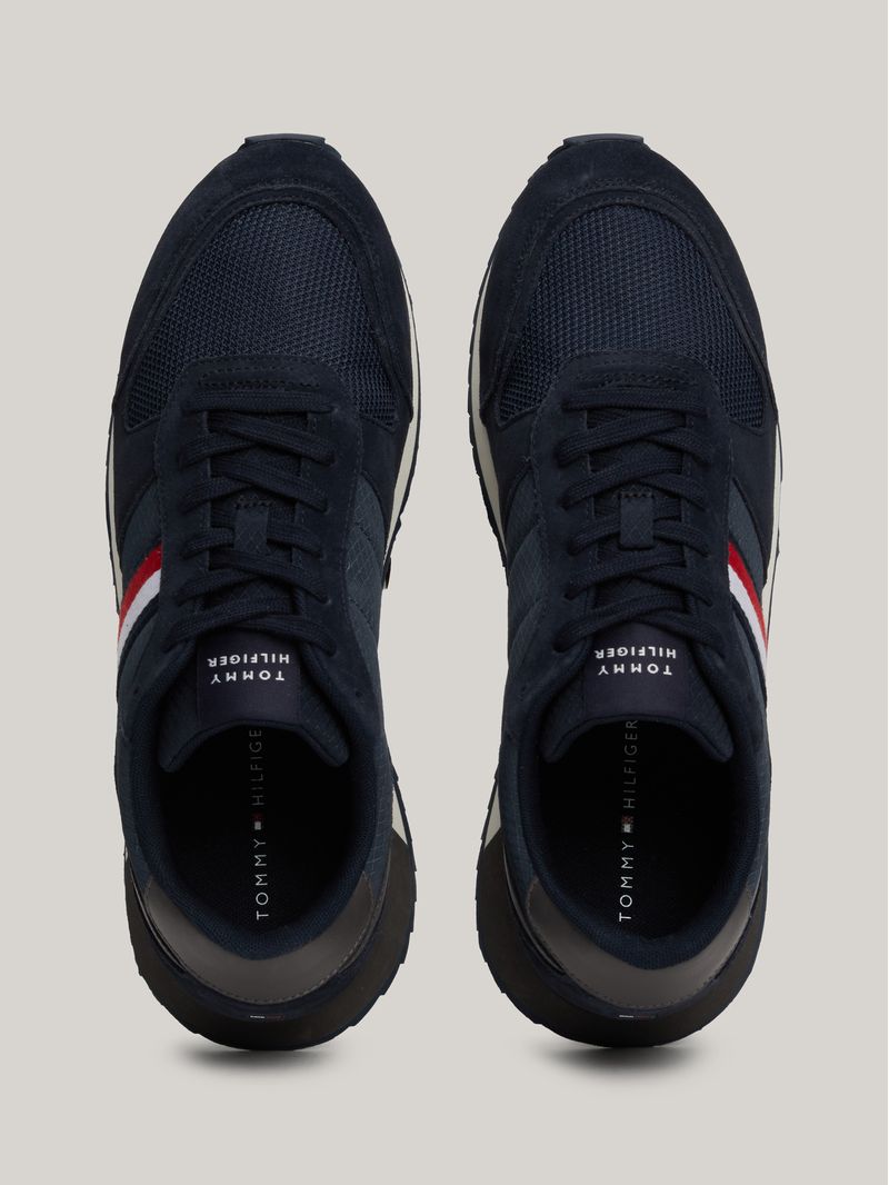 Zapatillas-con-cinta-distintiva
