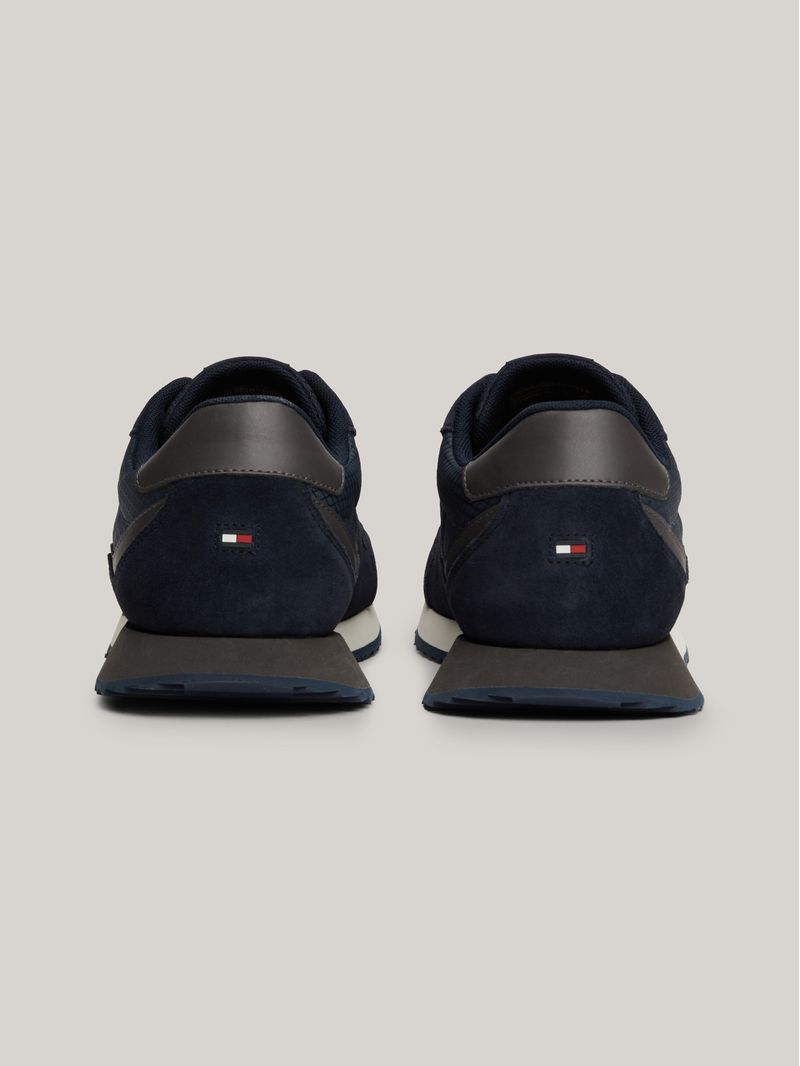 Zapatillas-con-cinta-distintiva